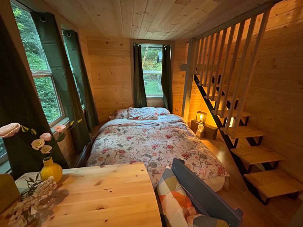 Queen size bed in the tiny house.